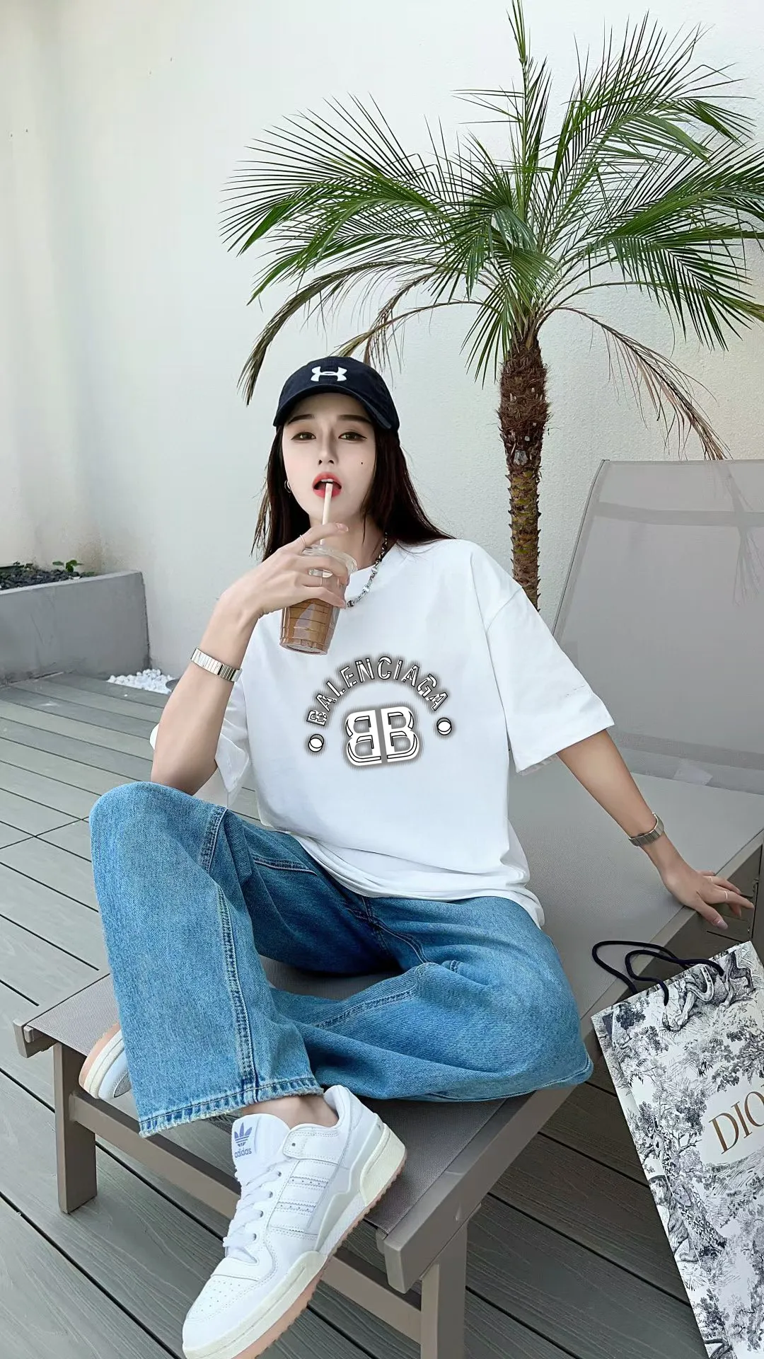 P80✨🔥 BALENCIAGA Paris lettering printed short-sleeved T-shirt. Custom-woven and dyed 300 grams of combed cotton heavyweight fabric. Zero color difference in threads. Perfect details. Different from the current currency version. Welcome to compare. Same Style for men and women. Must-sell in the picture above. Color: White Black Size: 1 2 3 4